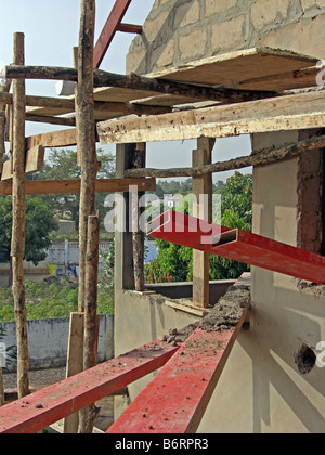 Praxis der unsichere Arbeit auf einer Baustelle in Gambia Westafrika. Stockfoto