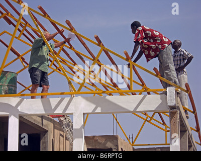 Praxis der unsichere Arbeit auf einer Baustelle in Gambia Westafrika. Stockfoto