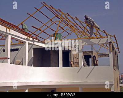 Praxis der unsichere Arbeit auf einer Baustelle in Gambia Westafrika. Stockfoto