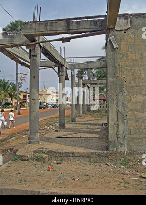 Praxis der unsichere Arbeit auf einer Baustelle in Gambia Westafrika. Stockfoto