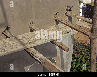 Praxis der unsichere Arbeit auf einer Baustelle in Gambia Westafrika. Stockfoto