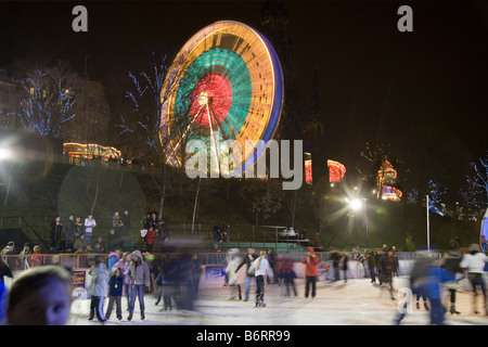 Riesenrad und Eisbahn am östlichen Ende der Princes Street, Edinburgh Stockfoto