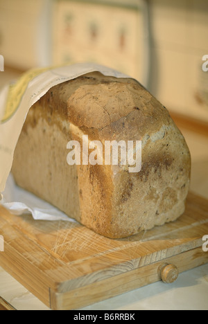 Laib Brot auf ein Schneidebrett Stockfoto