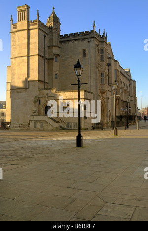 Wintersonne trifft die mittelalterlichen Äbte Torhaus und Edwardian Stadt Bristol Zentralbibliothek am College Green. Stockfoto