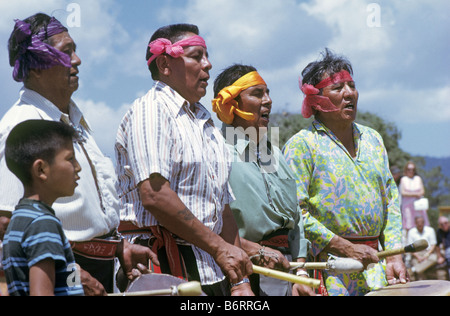 USA NEW Mexiko A Group of Santa Clara Indian Trommler in teilnehmen einem großen pow wow an Puye Klippen New Mexico Stockfoto