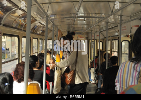 Innere des Prager Straßenbahn Nr. 24 Stockfoto