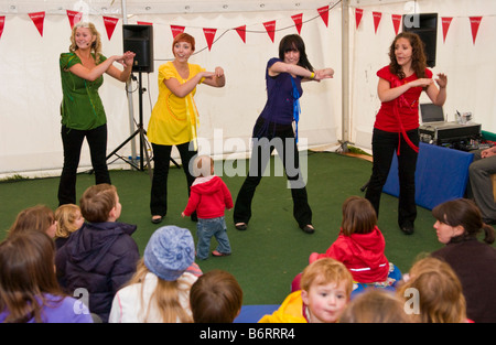 Unterhaltung im Bereich Kinder an den Guardian Hay Festival 2008 Hay on Wye Powys Wales UK Stockfoto