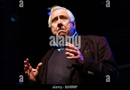 Britischen Labour-Partei Politiker Roy Hattersley sprechen auf der Bühne bei The Guardian Hay Festival 2008 Hay on Wye Powys Wales UK EU Stockfoto