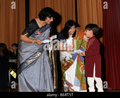 Diwali Feiern Wandsworth Town Hall-Überreichung der Zertifikate an Darsteller Stockfoto