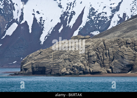 Vulkangestein erstarrter Lava und Asche mischen mit Gletschereis am Ufer des Deception Island Antarktis Stockfoto