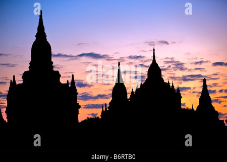 Silhouette des buddhistischen Pagoden bei Sonnenaufgang Ebene von Bagan Myanmar Stockfoto