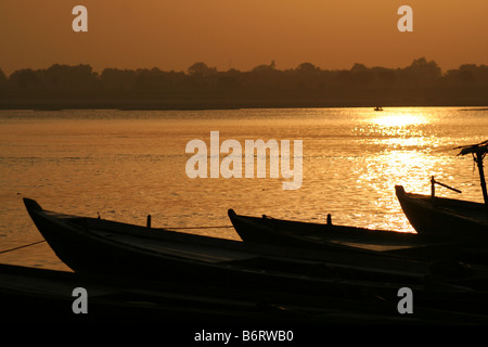 Sonnenaufgang über dem Ganges, Varanasi, Indien Stockfoto