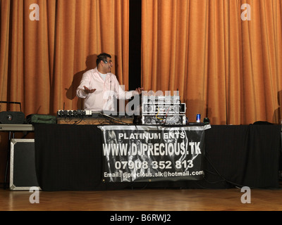 Diwali Feiern Wandsworth Town Hall Diwali Disco DJ auf der Bühne Stockfoto