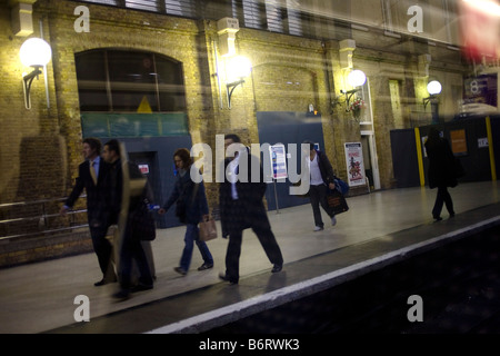 Passagiere auf der Plattform am Bahnhof Kings Cross, London. Stockfoto