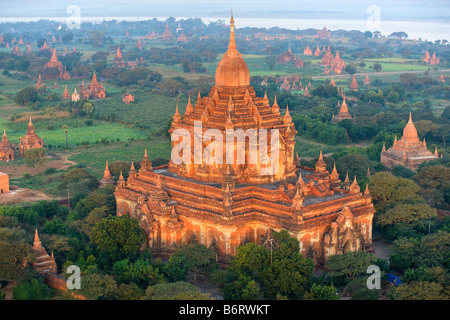 Blick auf Ebene von Bagan aus dem Heißluftballon bei Sonnenaufgang mit den Htilominlo Pahto Myanmar Stockfoto