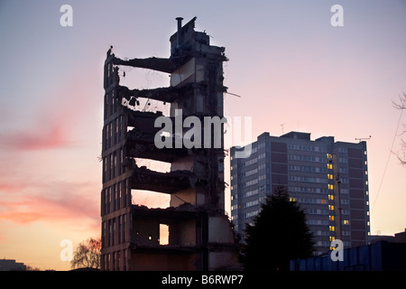 Ein teilweise abgerissen Hochhaus in Birmingham UK. Es ist ein ehemaliger College-Gebäude Stockfoto