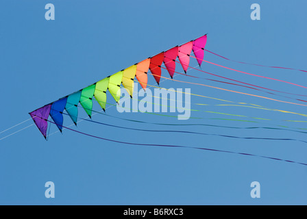 Stapel von 12 Lenkdrachen in Regenbogenfarben auf blauen Himmelshintergrund Stockfoto