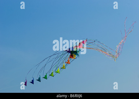 Zwei Stapel von Lenkdrachen in Regenbogenfarben auf blauen Himmelshintergrund Absturz Luft Stockfoto