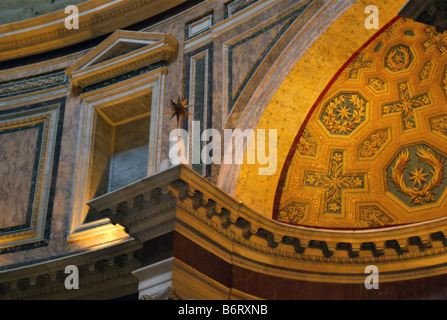 Innenwand des Roman Pantheon mit Gold verzierten Gewölbe Stockfoto