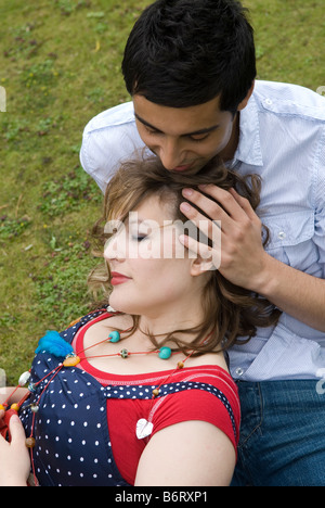 Mann umfassenden Frau im park Stockfoto