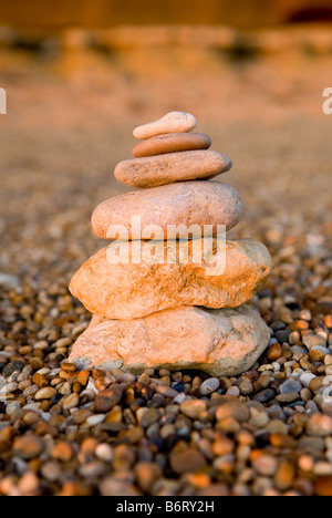 Steinen auf einem Kiesstrand übereinander gestapelt Stockfoto