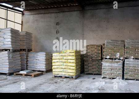 Taschen von chemischen Produkten (Harnstoff, Ammoniumsulfat, Gips...) in Kompost-Industrie verwendet, um Parameter wie N, regulieren pH etc.... Stockfoto