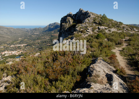 Vall de Gallinera, Pfad & maurischen Wachturm in Felswand, Sierra De La Forada, Comunidad Valenciana, Provinz Alicante, Spanien Stockfoto