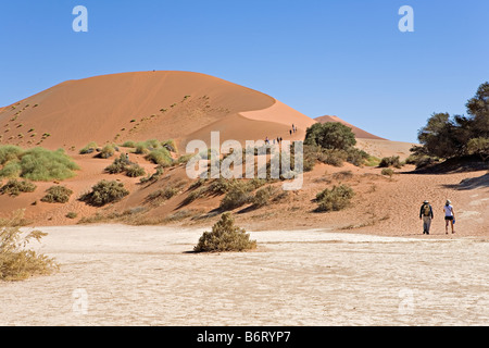 Wandern in der Nähe von Sossusvlei Düne in der Namib Wüste Namib Naukluft Nationalpark Namibia Stockfoto