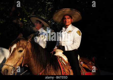 Mexikanische Polizisten auf dem Pferderücken in sombreros Stockfoto