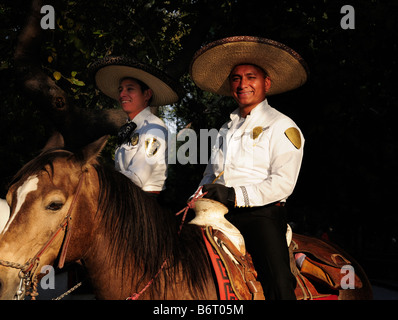 Mexikanische Polizisten auf dem Pferderücken in sombreros Stockfoto