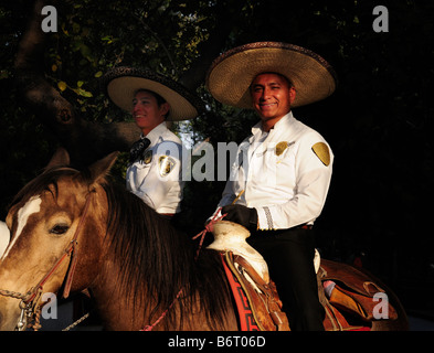 Mexikanische Polizisten auf dem Pferderücken in sombreros Stockfoto