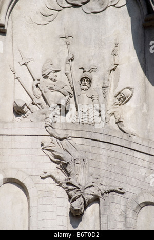 Breslau, Schlesien, Polen. Stein geschnitzt Relief zeigt St. John Nepomuk geworfen von der Karlsbrücke in Prag Stockfoto