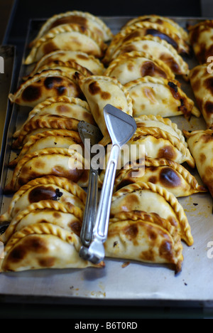 Argentinische Empanadas auf einem Teller Stockfoto