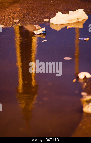 Blackpool Tower Reflexionen und Straße Wurf in der Abenddämmerung Stockfoto