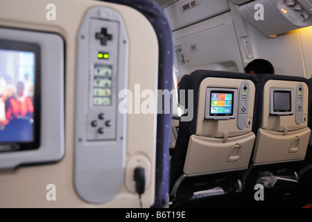 Bordunterhaltung in einer Air France (AF) Boeing 777-300ER, Economy/Coach Class Stockfoto