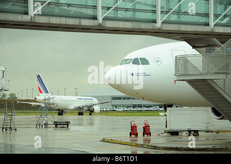 Ein Airbus A 330 bei Paris CDG Flughafen Terminal 2F Stockfoto