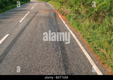 2007 - Skid Markierungen links in der Straße nach a Tödlicher Autounfall auf einer Landstraße Stockfoto