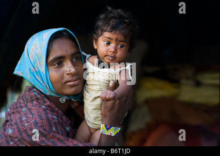 Sehr schlechte nomadischen indische Frau und Baby vor ihrem Zelt nach Hause. Andhra Pradesh, Indien Stockfoto