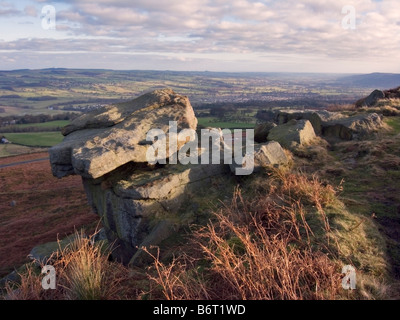 Der Pfannkuchen-Stein am Rande von Ilkley Moor mit Aussicht auf niedrigere Wharfedale West Yorkshire Stockfoto