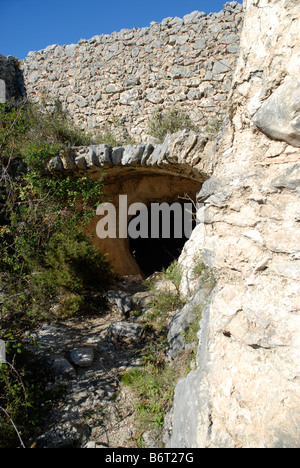 Höhlenwohnungen Eingang maurischen Wachturm Talaia de Foradada, Sierra De La Forada, Provinz Alicante, Comunidad Valenciana, Spanien Stockfoto