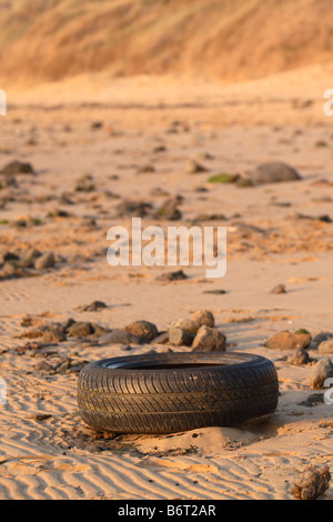 Umweltverschmutzung alten Kautschuk-Autoreifen an einem Sandstrand am Teesmouth Cleveland Teesside gespült Stockfoto