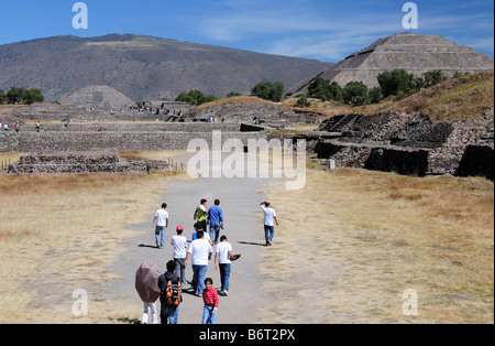 Touristen zu Fuß hinunter Calzada de Los Muertos Causeway der Toten, Pyramiden Teotihuacan Stockfoto