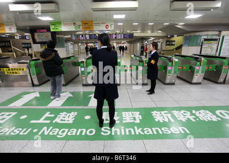 Ein Zeichen auf dem Boden, die Erteilung von Anweisungen an der Shinkansen-Hochgeschwindigkeitszug in Tokio Bahnhof Stockfoto