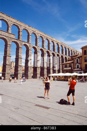 Touristen fotografieren durch den Roman Aqueduct. Segovia. Kastilien-León. Spanien. Stockfoto