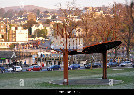 Park-Denkmal in Bowness auf Windermere mit Fähre Hafen und Stadt hinter Stockfoto