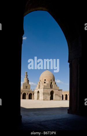 Courtyad mit Waschungen Kuppel und Minarett, Moschee Ibn Tulun, Kairo, Ägypten Stockfoto