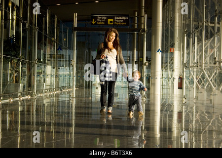 junge Mutter mit Kleinkind an europäischen Flughafen ankommen Stockfoto