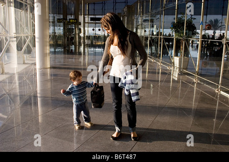 junge Mutter mit Kleinkind an europäischen Flughafen ankommen Stockfoto