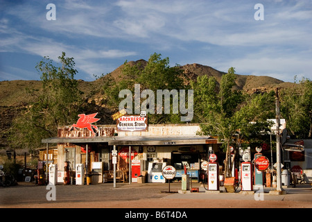 Tankstelle aus den 1950er Jahren in Hackberry Arizona auf der Route 66 Stockfoto