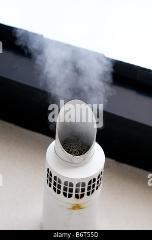 Dampf entstehen aus dem Outlet-Schornstein eine industrielle Zentralheizung im winter Stockfoto
